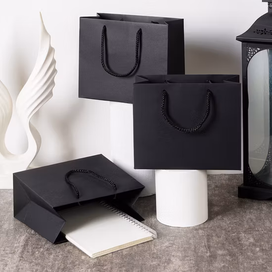 Borsa regalo per la spesa di lusso con confezione in carta nera stampata con manico